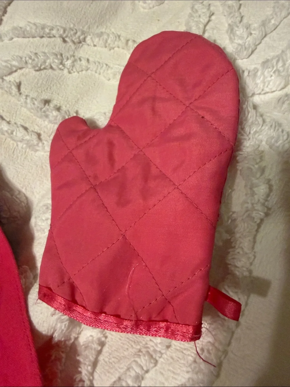 Izzy by includes apron